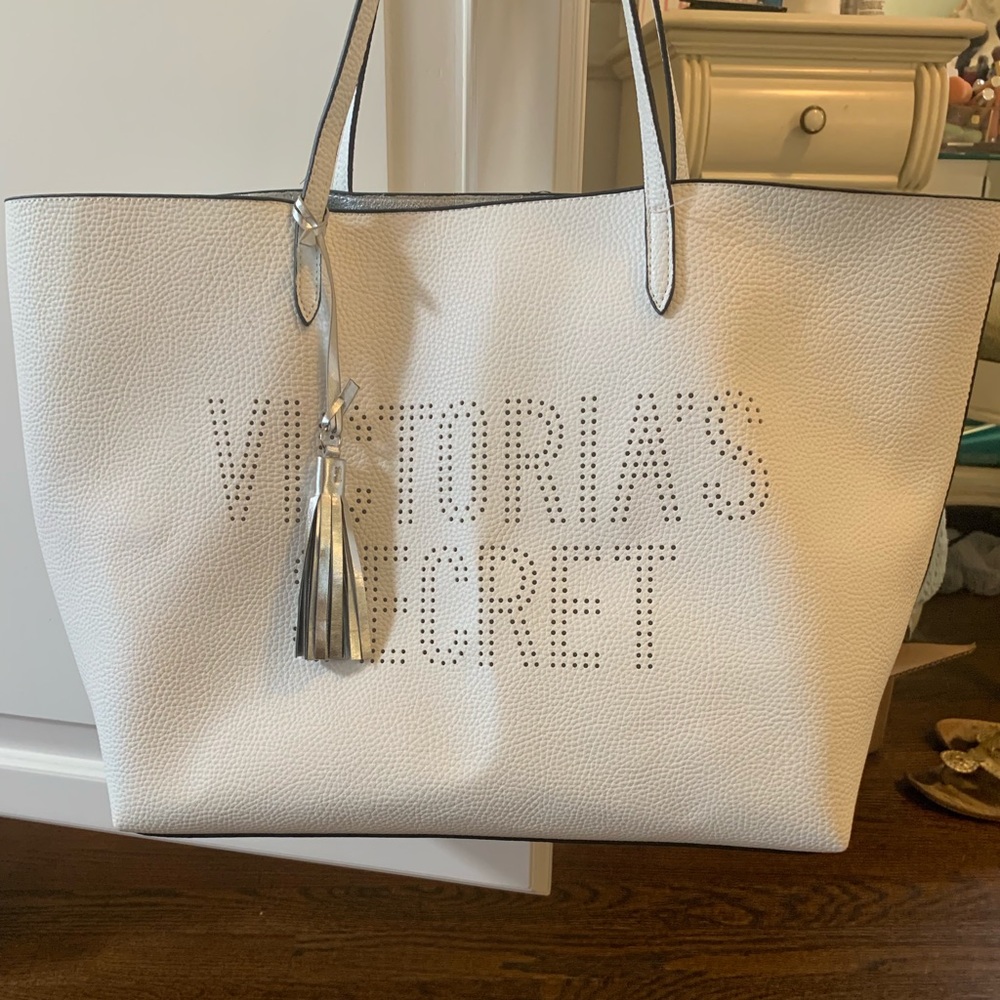 Victoria’s Secret large white tote with tassel 💙